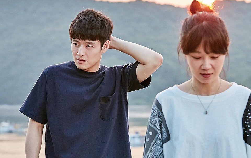 《山茶花開時》姜河那 (左)、孔曉振 (右)