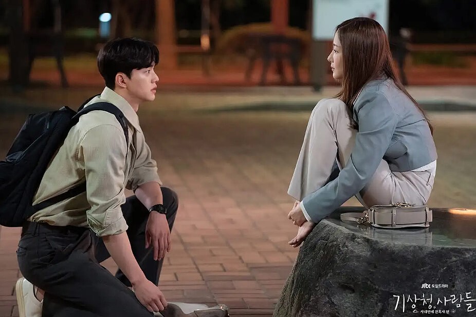 《氣象廳的人們：社內戀愛殘酷史篇》宋江(左)、朴敏英 (右)