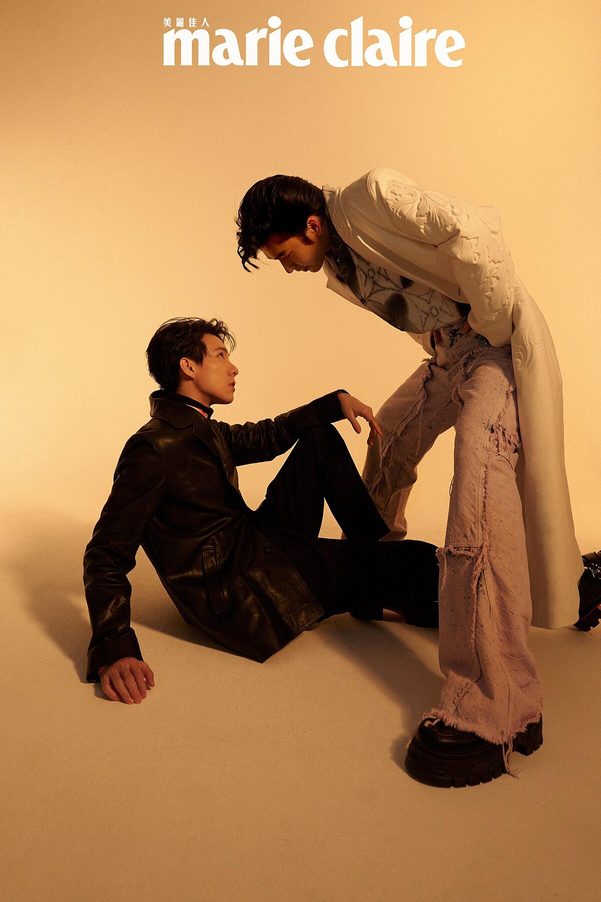 曾敬驊：白色皮革大衣、印花襯衫、寬鬆丹寧長褲、黑色厚底皮鞋，all by Louis Vuitton。 彭千祐：紅色格紋襯衫、黑色西裝皮衣、黑色西裝長褲，all by Prada；黑色高領上衣，COS。