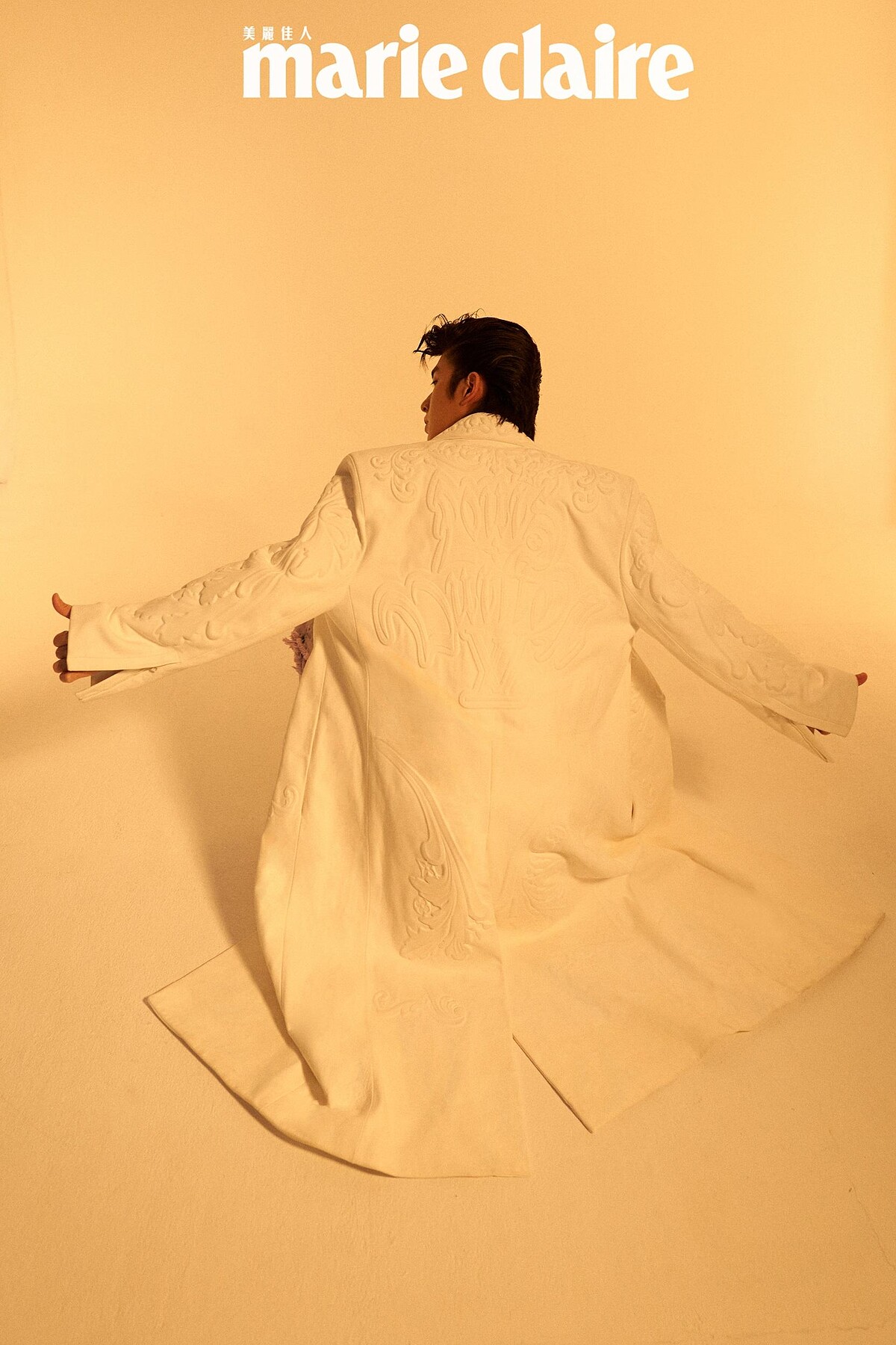 白色皮革大衣，Louis Vuitton。