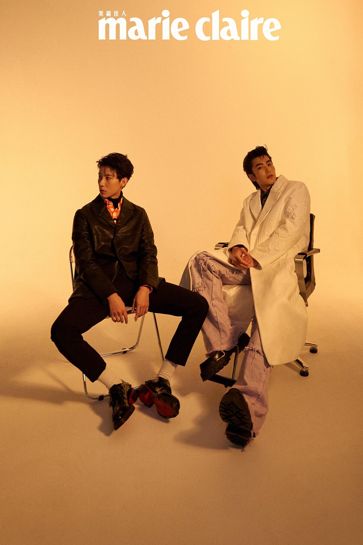 曾敬驊：白色皮革大衣、印花襯衫、寬鬆丹寧長褲、黑色厚底皮鞋，all by Louis Vuitton。 彭千祐：紅色格紋襯衫、黑色西裝皮衣、黑色西裝長褲，all by Prada；黑色高領上衣，COS。