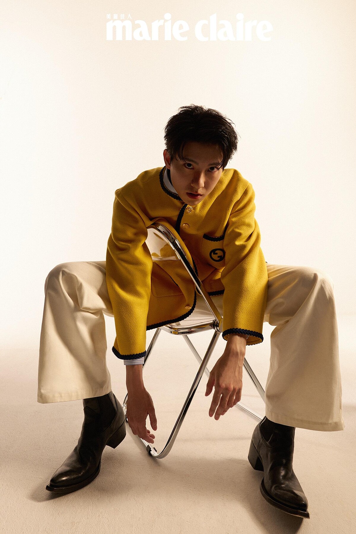 黃色金釦外套、天藍色條紋襯衫、白色寬鬆長褲，all by Gucci；黑色高領上衣，COS；黑色切爾西短靴，Prada。