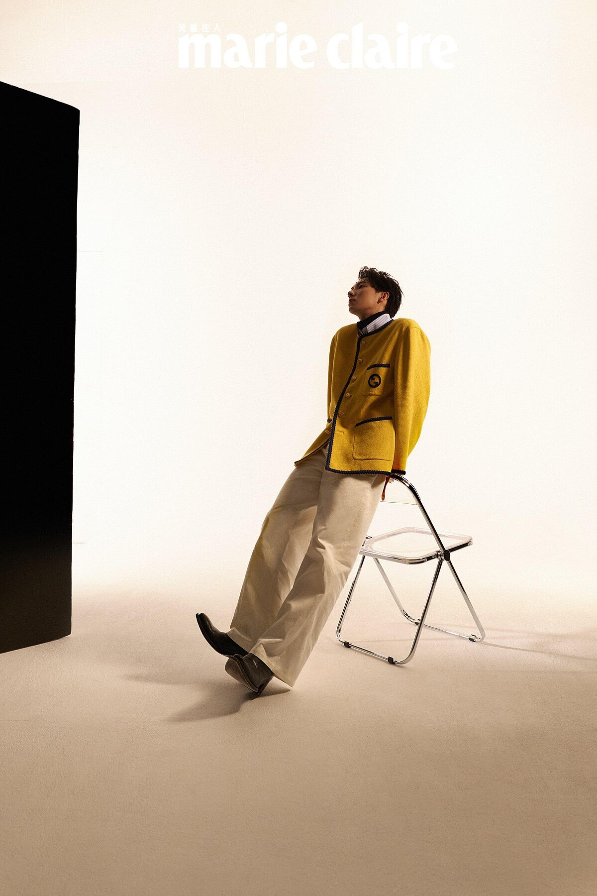 黃色金釦外套、天藍色條紋襯衫、白色寬鬆長褲，all by Gucci；黑色高領上衣，COS；黑色切爾西短靴，Prada。