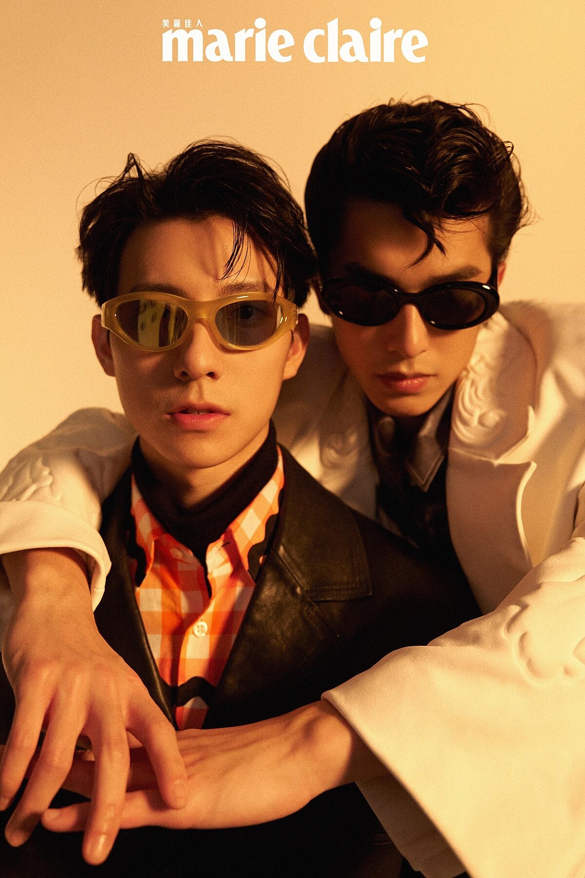 曾敬驊：白色皮革大衣、印花襯衫，both by Louis Vuitton；黑色墨鏡，Gentle Monster x Maison Margiela。 彭千祐：紅色格紋襯衫、黑色西裝皮衣，both by Prada；黑色高領上衣，COS；黃色墨鏡，Gentle Monster x Maison Margiela。