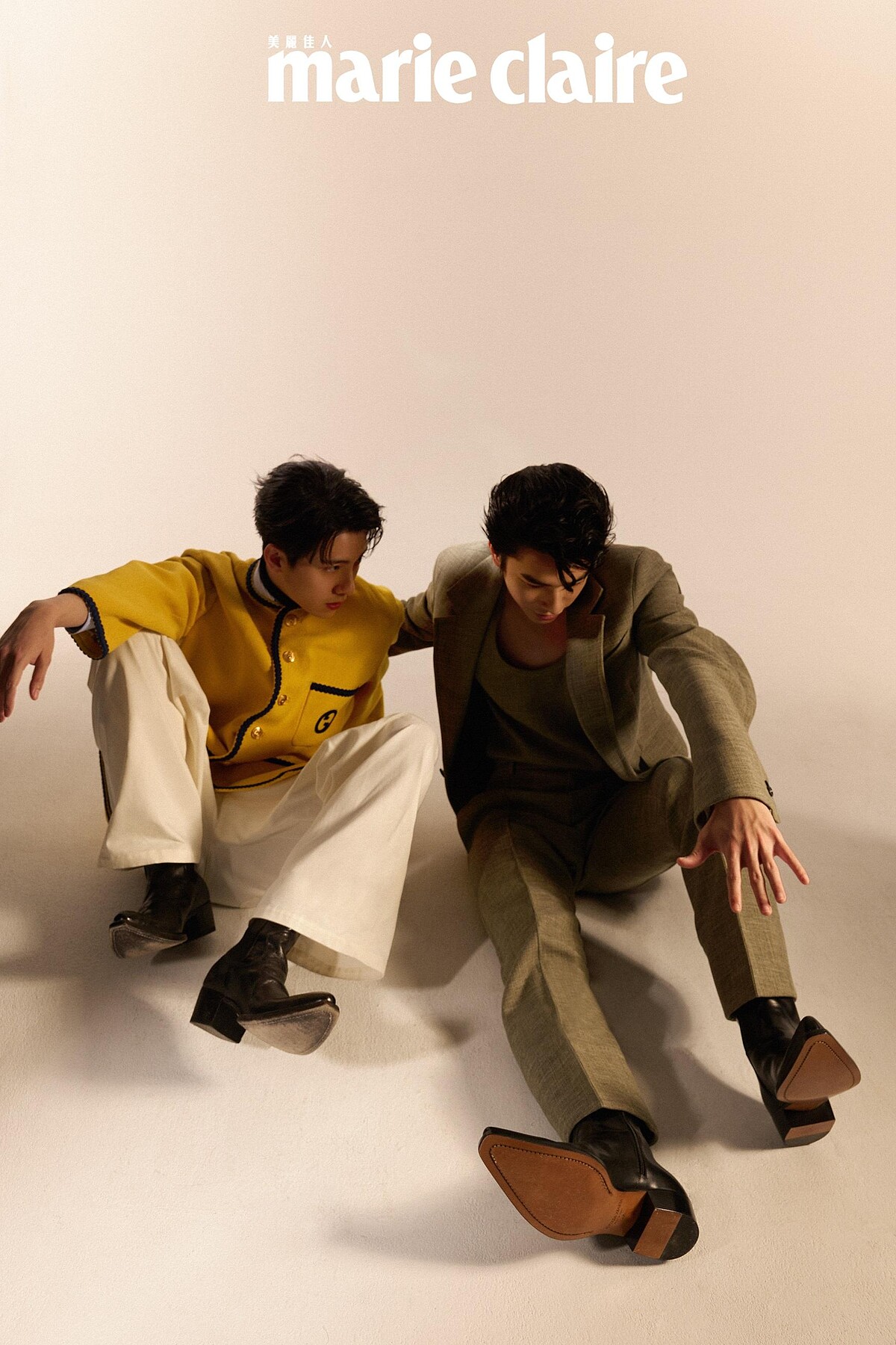 曾敬驊：灰色西裝外套、灰色無袖上衣、灰色西裝長褲、黑色尖頭長靴，all by Bottega Veneta。 彭千祐：黃色金釦外套、天藍色條紋襯衫、白色寬鬆長褲，all by Gucci；黑色高領上衣，COS；黑色切爾西短靴，Prada。 