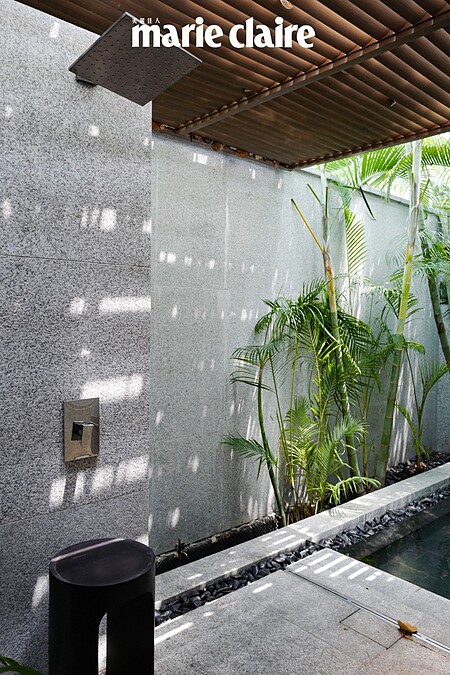 河畔別墅擁有戶外淋浴區