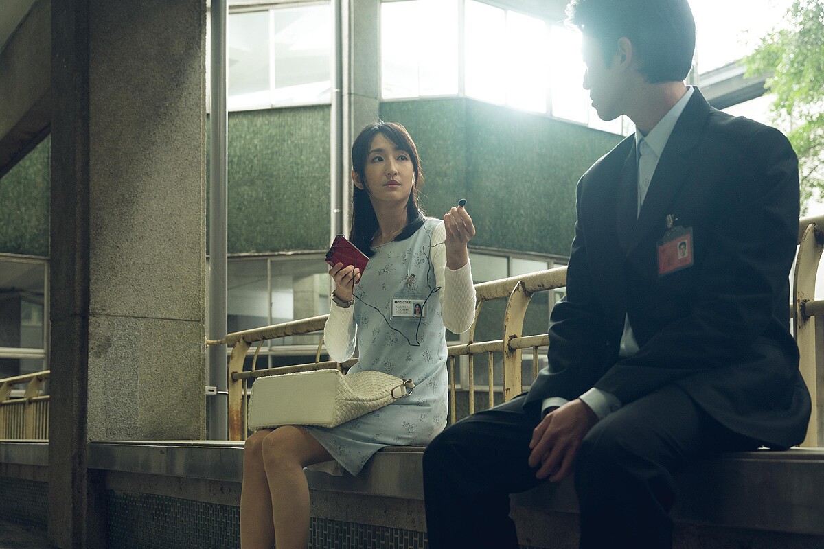 柯佳嬿在《模仿犯》中拿起耳機橋段讓觀眾聯想《想見你》的經典橋段