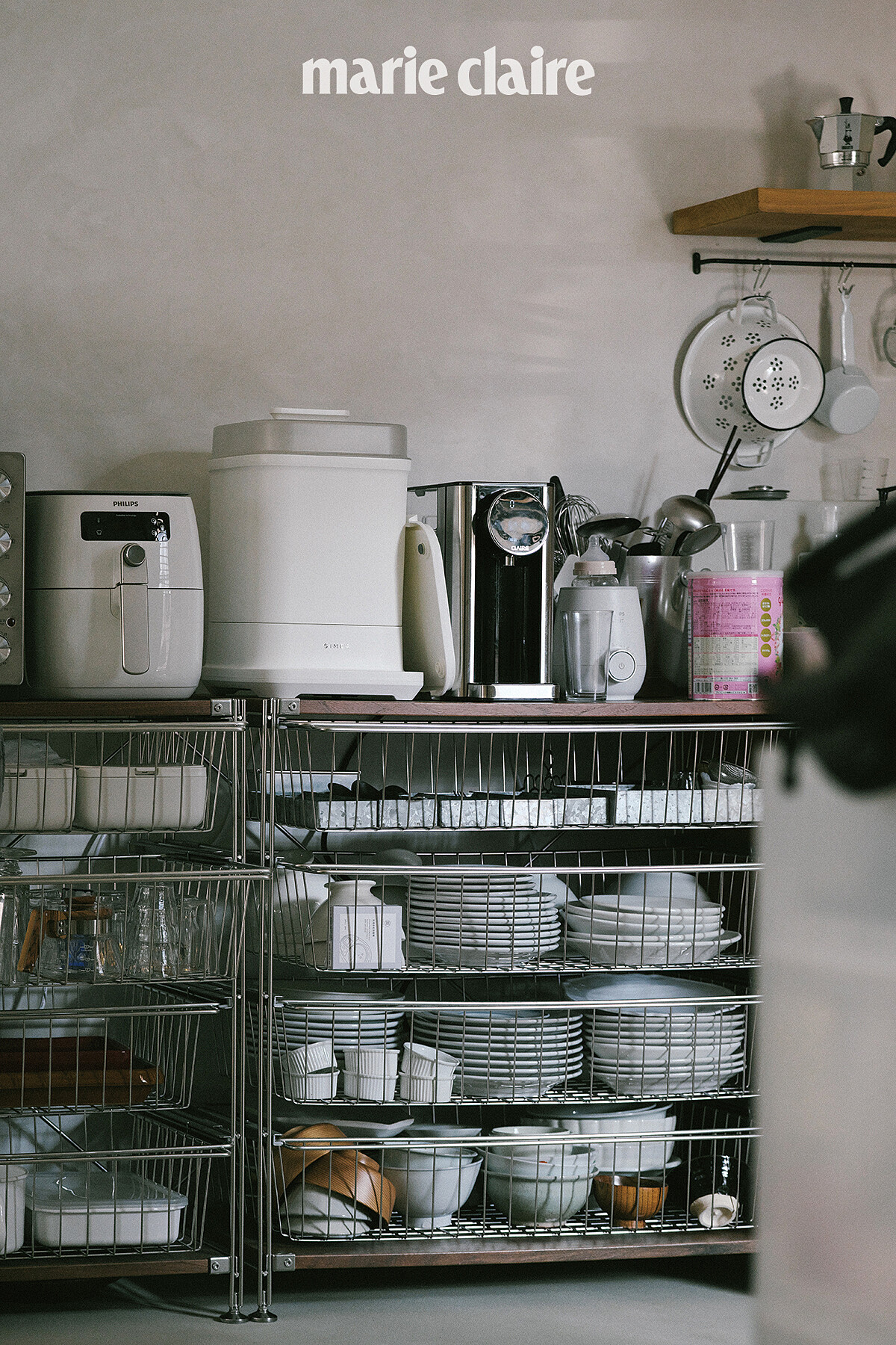 日常器皿則收納在一旁的組合層架中，能一目瞭然每個抽屜中的物件，非常方便拿取。