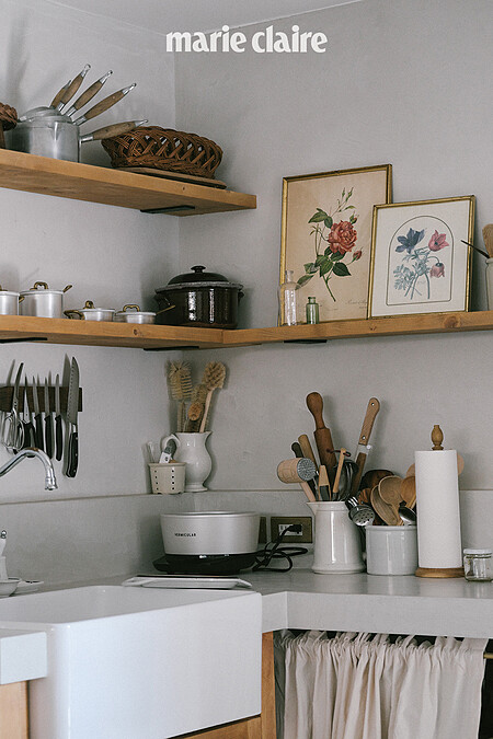 不使用常見的收納系統櫃，反而規劃了陳列架，放上自己喜歡的畫作。