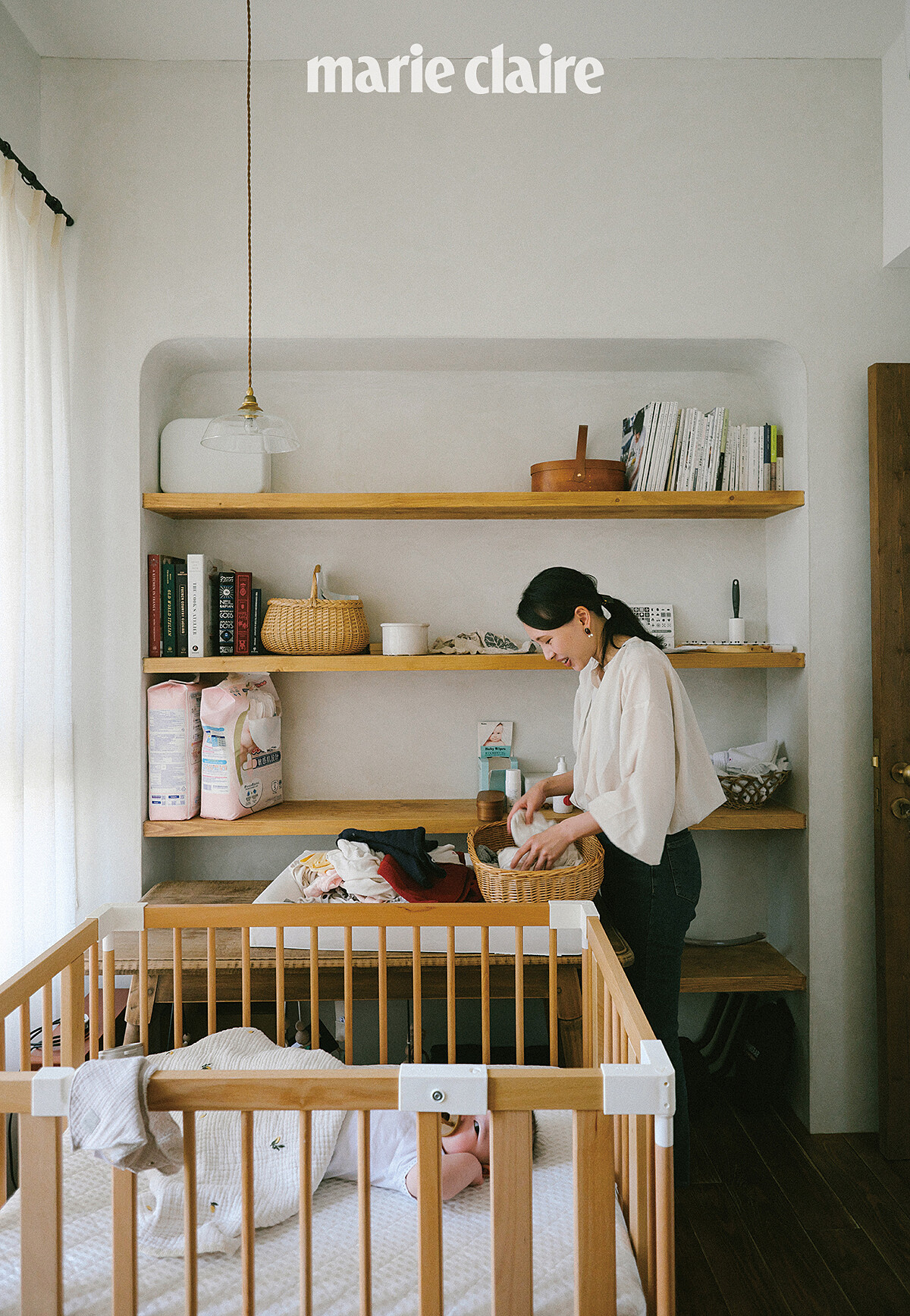 今年開始有了新手媽媽的身份，兒童房牆面使用壁龕作為儲物空間，並放上層架，非常簡單卻又實用的設計。