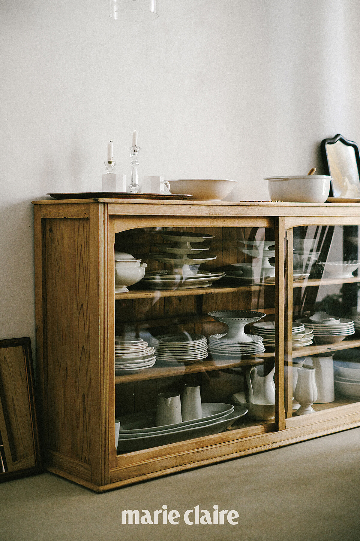 客廳物件不多，最多的就是三座日本老櫃，裡頭收納了許多昉容私藏的非賣品餐盤。