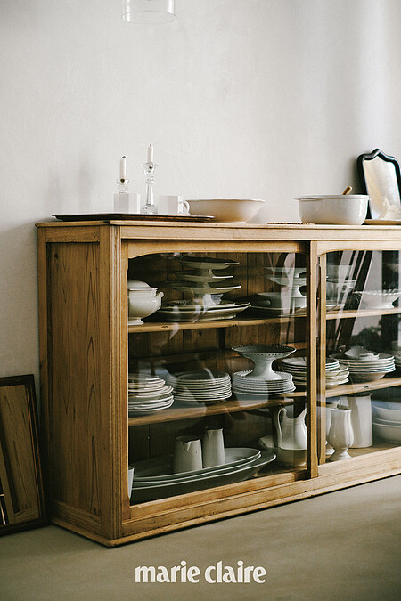 客廳物件不多，最多的就是三座日本老櫃，裡頭收納了許多昉容私藏的非賣品餐盤。