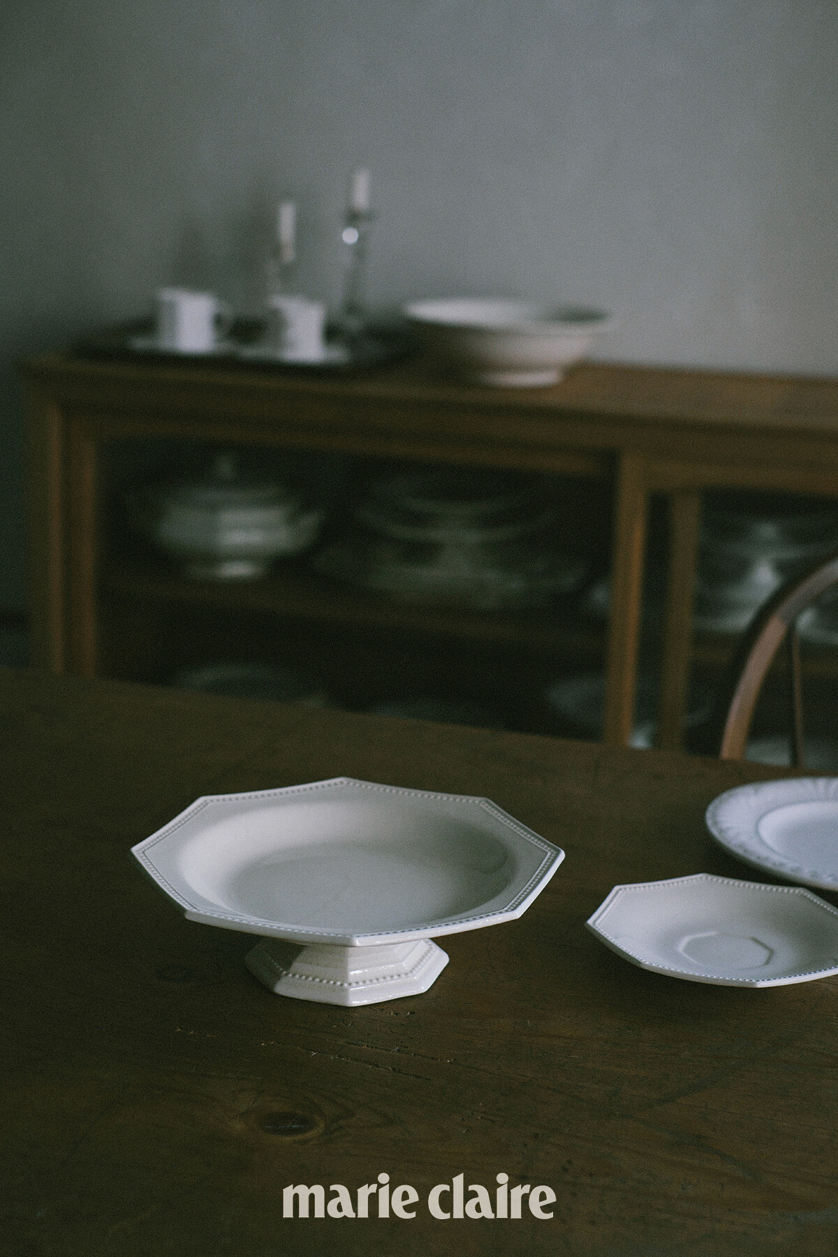 她非常喜歡這組八角古董盤，除了造型漂亮，加上少見，也顯得特別珍貴。