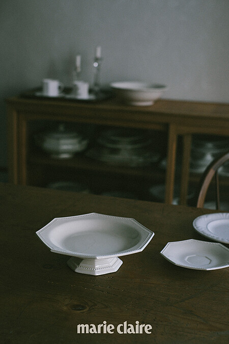 她非常喜歡這組八角古董盤，除了造型漂亮，加上少見，也顯得特別珍貴。