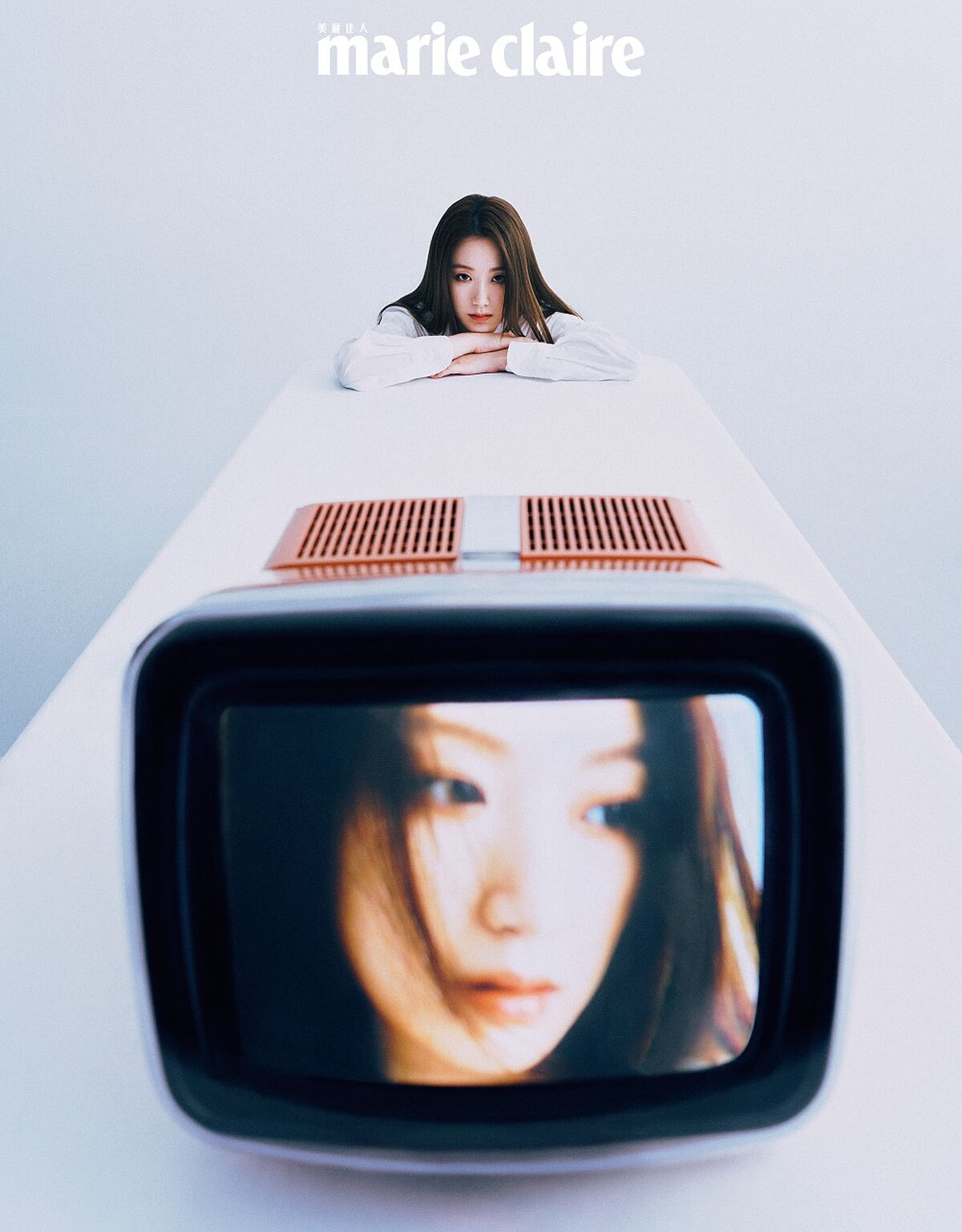 品牌字母Bra Top、白色刺繡襯衫、深色牛仔褲、白色刺繡帆布鞋，all by Kenzo；珍珠項鍊、珍珠戒指、水鑽戒指，V型水鑽造型，all by Agete