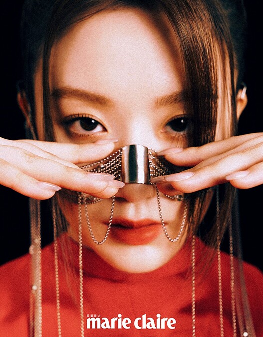 紅色綁帶大衣洋裝、白色皮革長靴、金屬造型面飾,all by Gucci