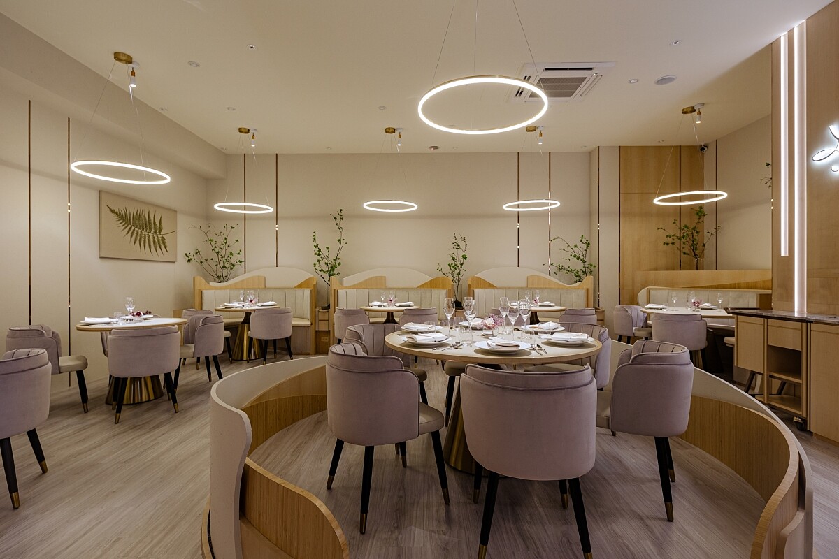 透過「海潮與島國之間」的概念打造空間，所見之處皆是圓弧曲線，搭配大地色妝點，呈現柔和優雅的用餐空間。