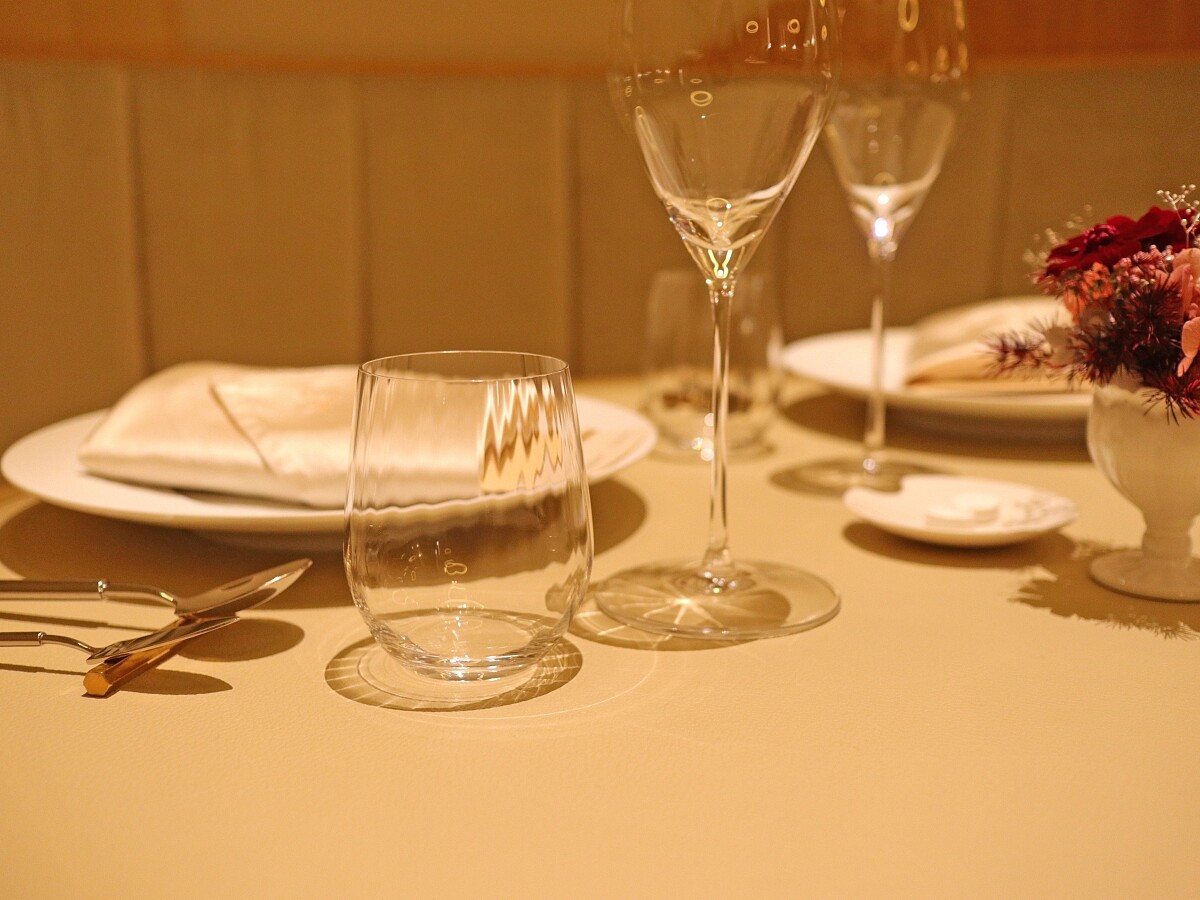 魔鬼細節則藏在餐具、燈光照明等等硬體之中。