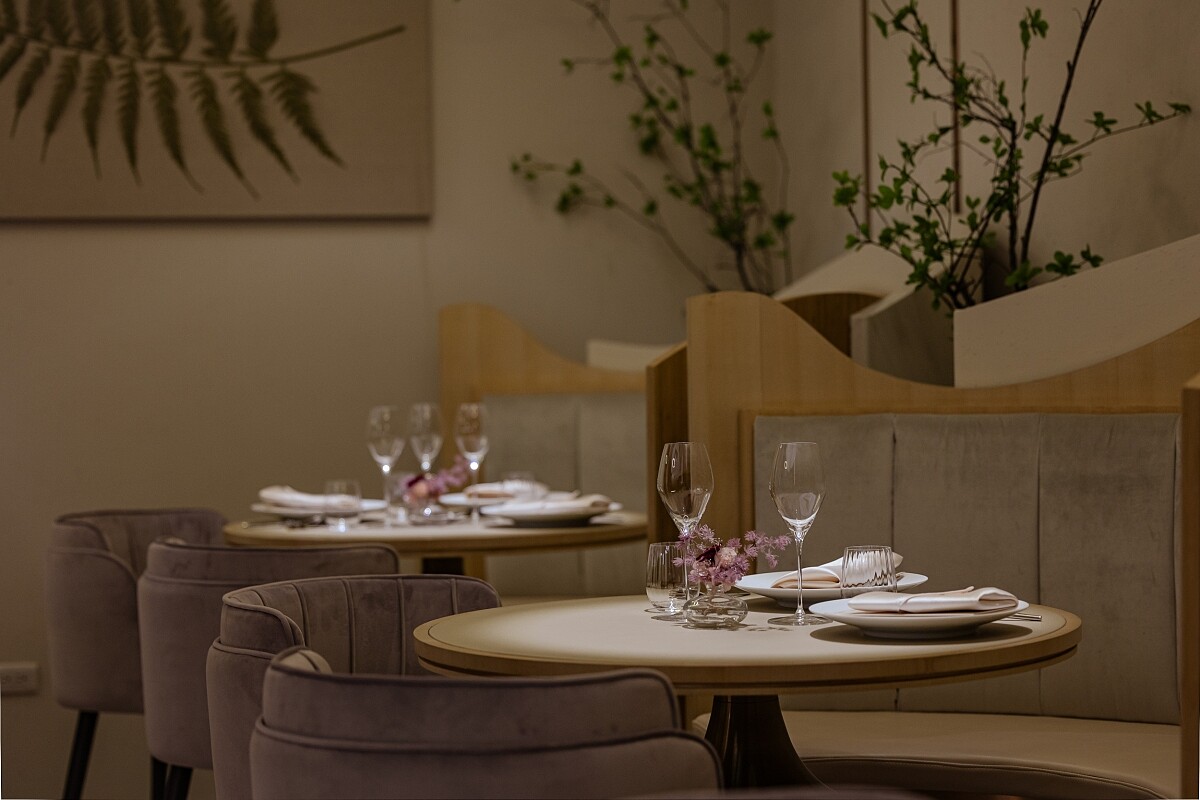 「方蒔 the FRONT HOUSE」的名字來自於外場（Front of House）之意。