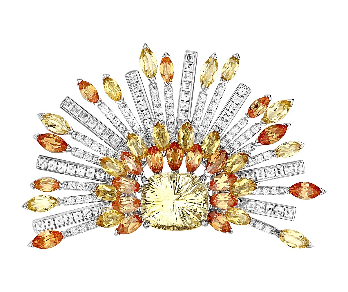 陳昊森穿搭同款：PIAGET Sunny Side Of Life頂級珠寶系列18K白金黃色藍寶石胸針