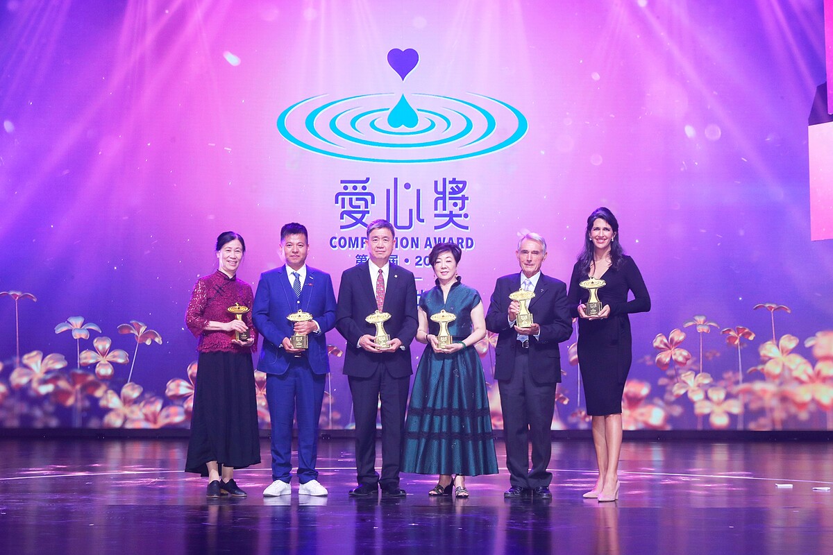 疫情前,6位得獎者同台拍合照。