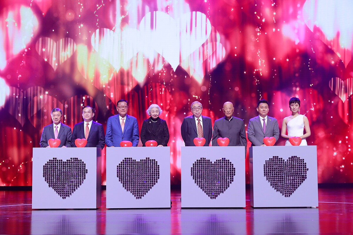 兩岸三地主禮嘉賓主持亮燈啟動儀式。