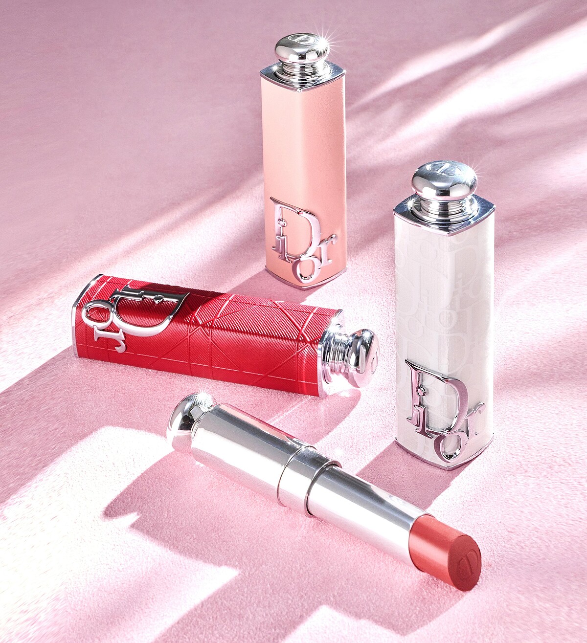 (由左至右)迪奧癮誘唇膏外殼 前衛時尚白 售價NT$1050；迪奧癮誘唇膏外殼 粉紅蒙田 售價NT$1050；迪奧癮誘唇膏外殼 前衛時尚白 售價NT$1050