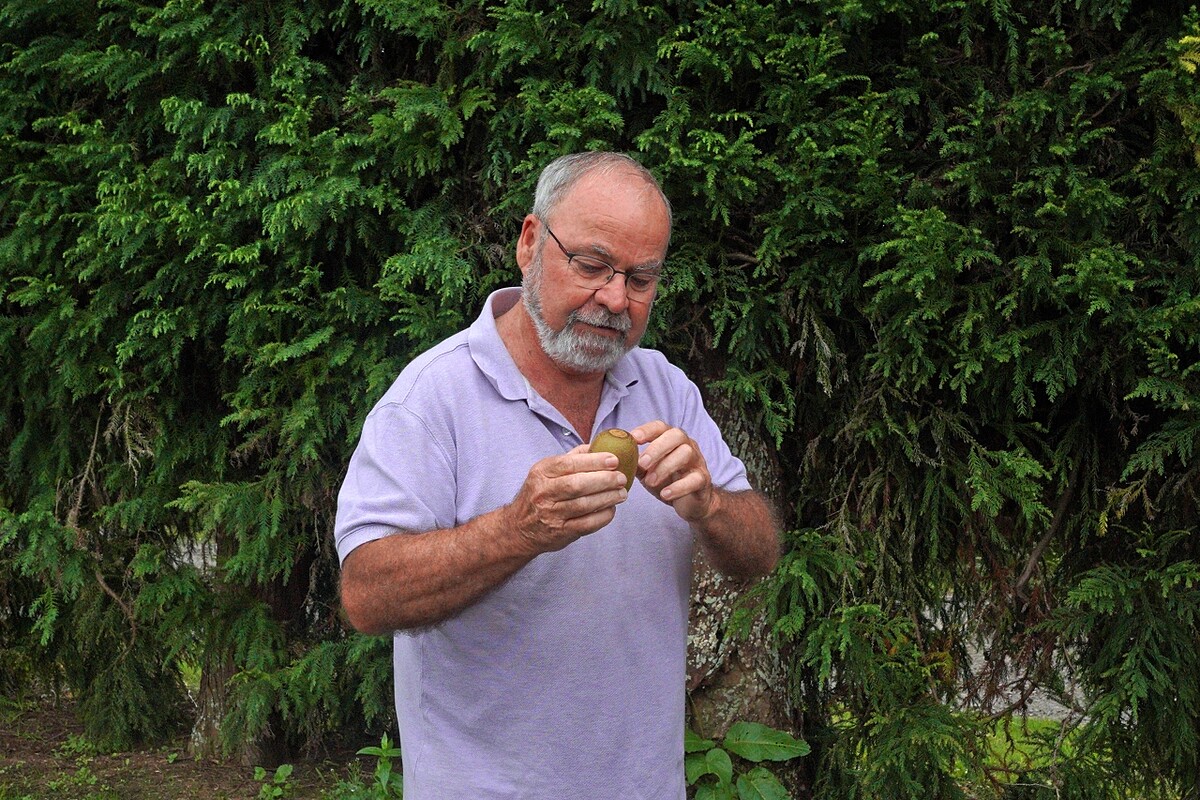 果農 Stephen Bassett 為我們介紹果園。