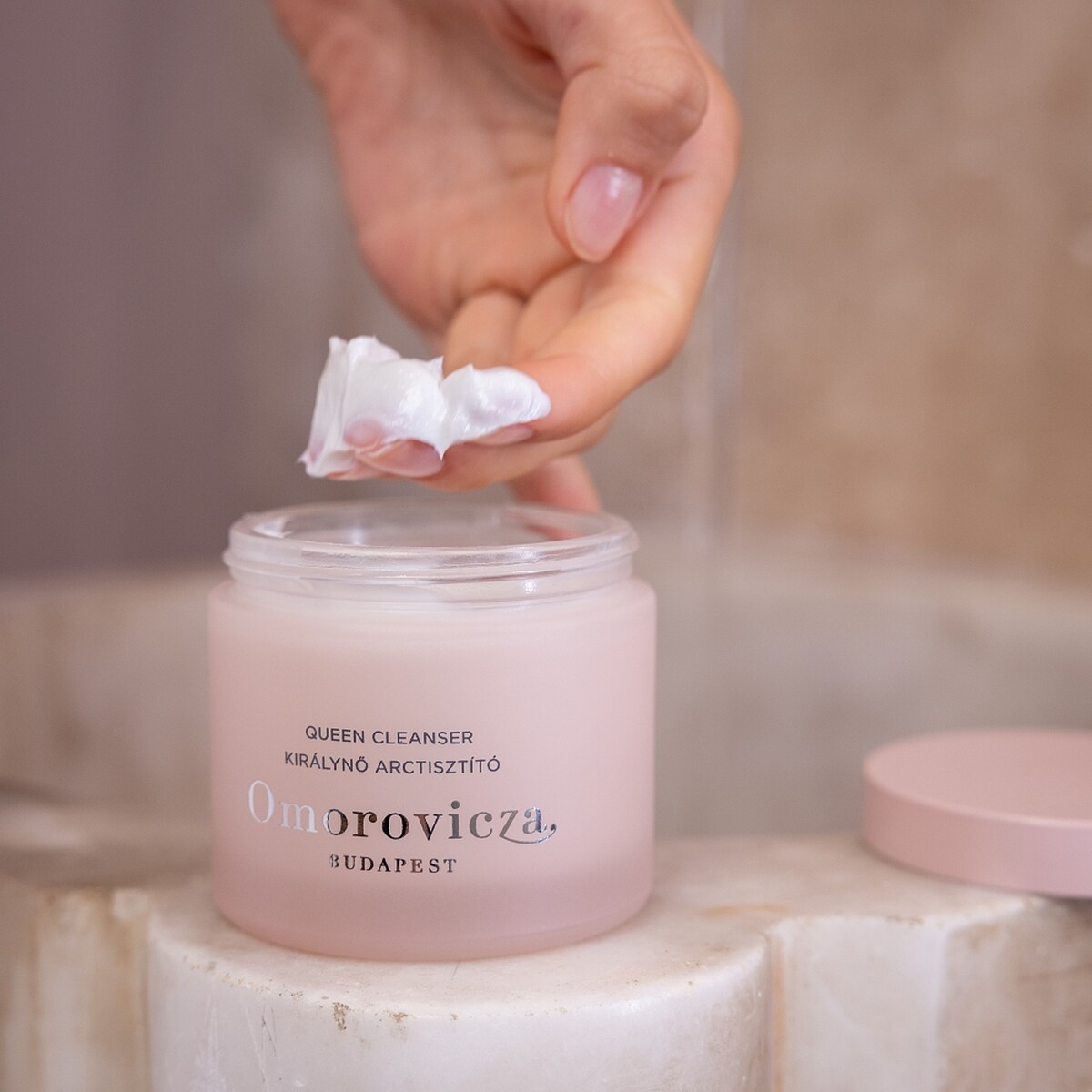 Omorovicza皇后潔膚霜質地示意。