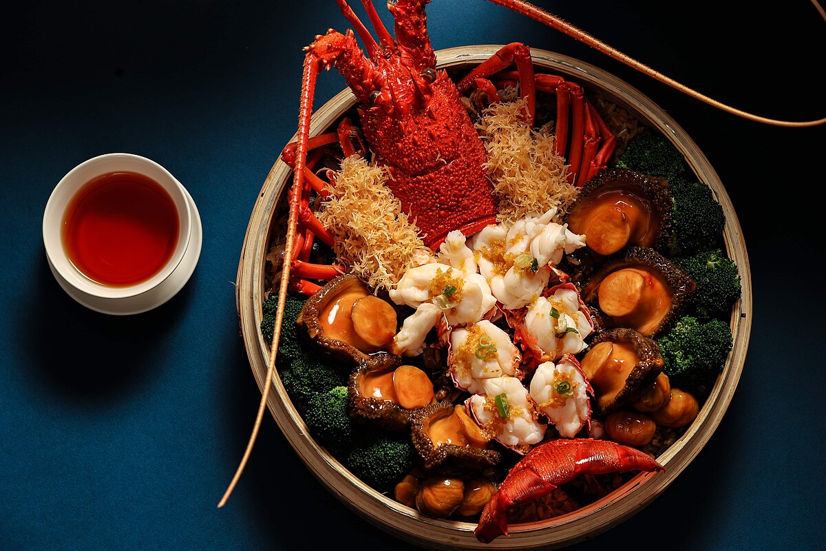 龍蝦鮑魚米糕御膳禮盒，每組4,880元。