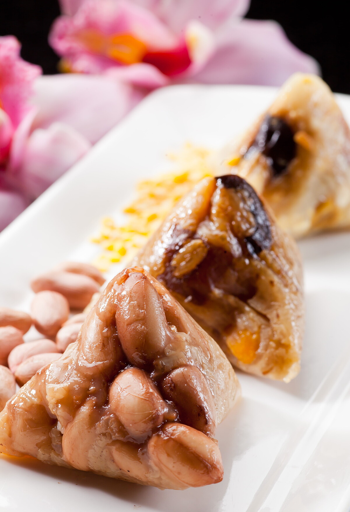 三元及第粽禮盒，內含三款府城經典風味迷你粽各四粒，每套880元。