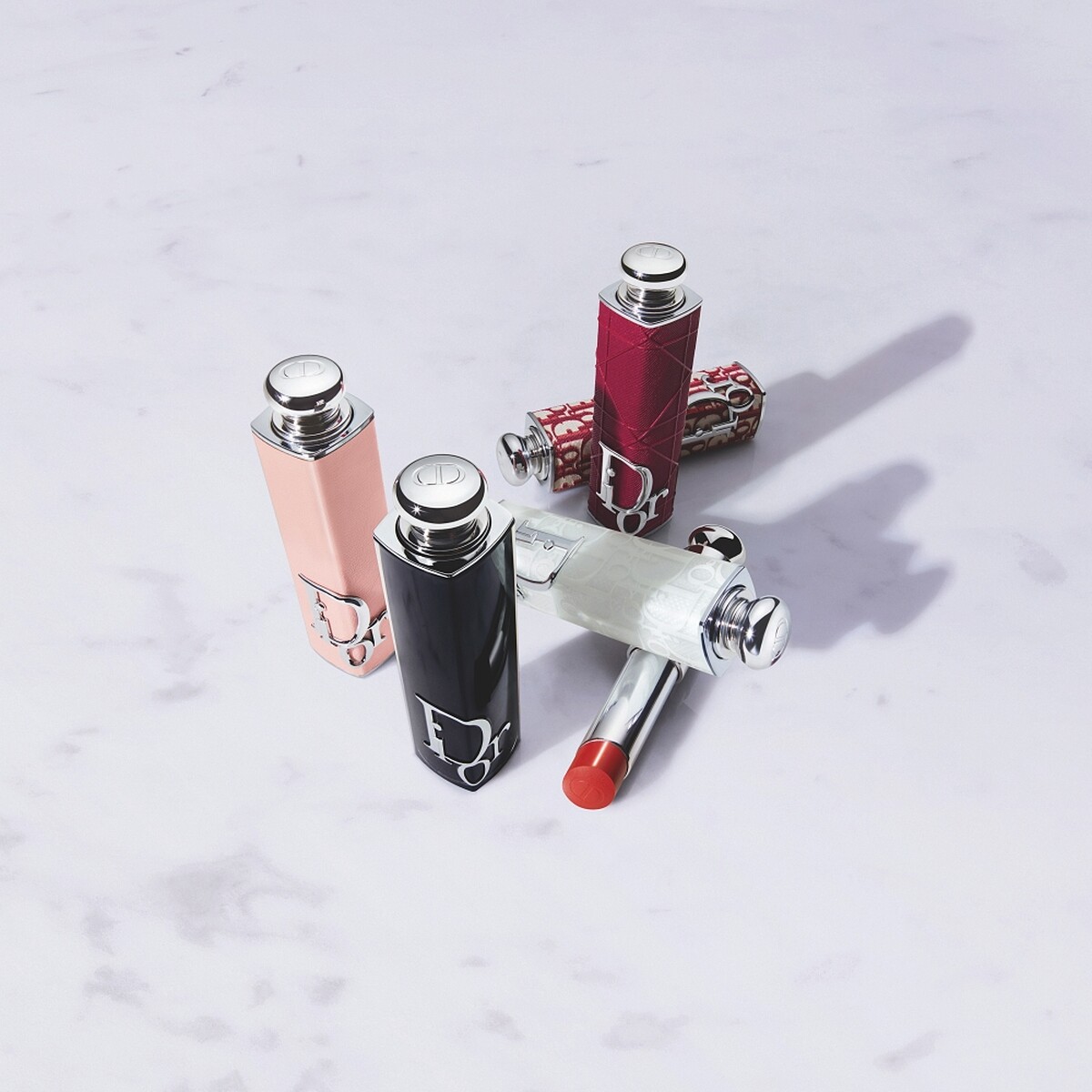 DIOR迪奧癮誘唇膏2023新款外殼(緋紅藤格紋、粉色蒙田、前衛時尚白)，NT1,050、勃根地緹花，NT1,650