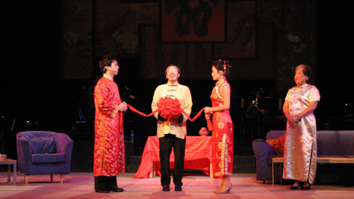 《囍宴》音樂劇改編自李安經典電影，劇情以中西的婚姻文化，反映了各自的文化特徵。