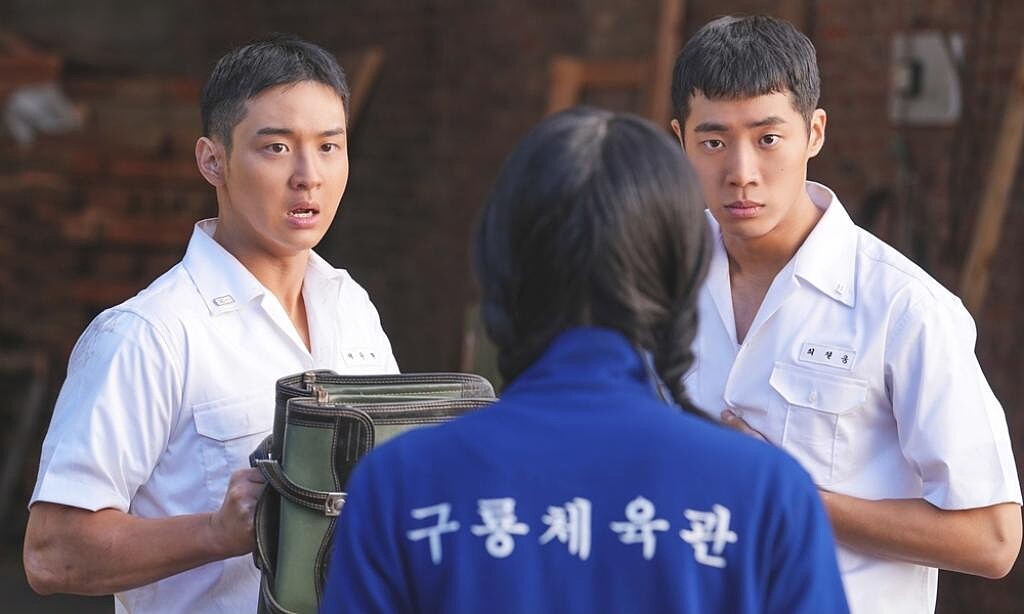 《綠洲》張東潤（左）和秋英宇是兒時玩伴，也是宿命般的對手