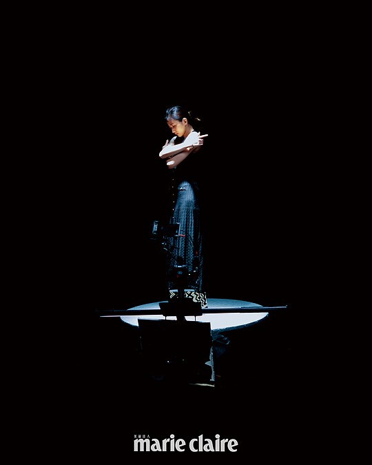 無袖針織洋裝、幾何印花針織長褲、鉚釘裝飾涼鞋,all by Sandro。Tiffany Lock 18K白金與玫瑰金鑲鑽手鐲、Tiffany Lock 18K金與白金鑲鑽手鐲,both by Tiffany & Co.。