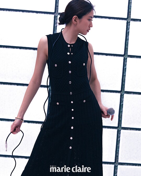 無袖針織洋裝、幾何印花針織長褲,both by Sandro。Tiffany Lock 18K白金與玫瑰金鑲鑽手鐲、Tiffany Lock 18K金與白金鑲鑽手鐲,both by Tiffany & Co.。