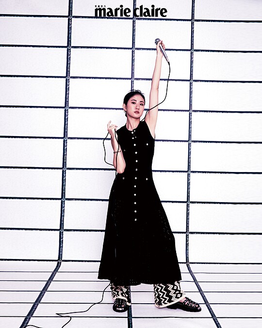 無袖針織洋裝、幾何印花針織長褲、鉚釘裝飾涼鞋,all by Sandro。Tiffany Lock 18K白金與玫瑰金鑲鑽手鐲、Tiffany Lock 18K金與白金鑲鑽手鐲,both by Tiffany & Co.。