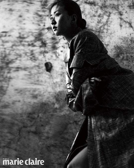 皮製格紋印刷大衣、皮製格紋雙排扣外套、皮製格紋印刷膝上短裙,all by Bottega Veneta。