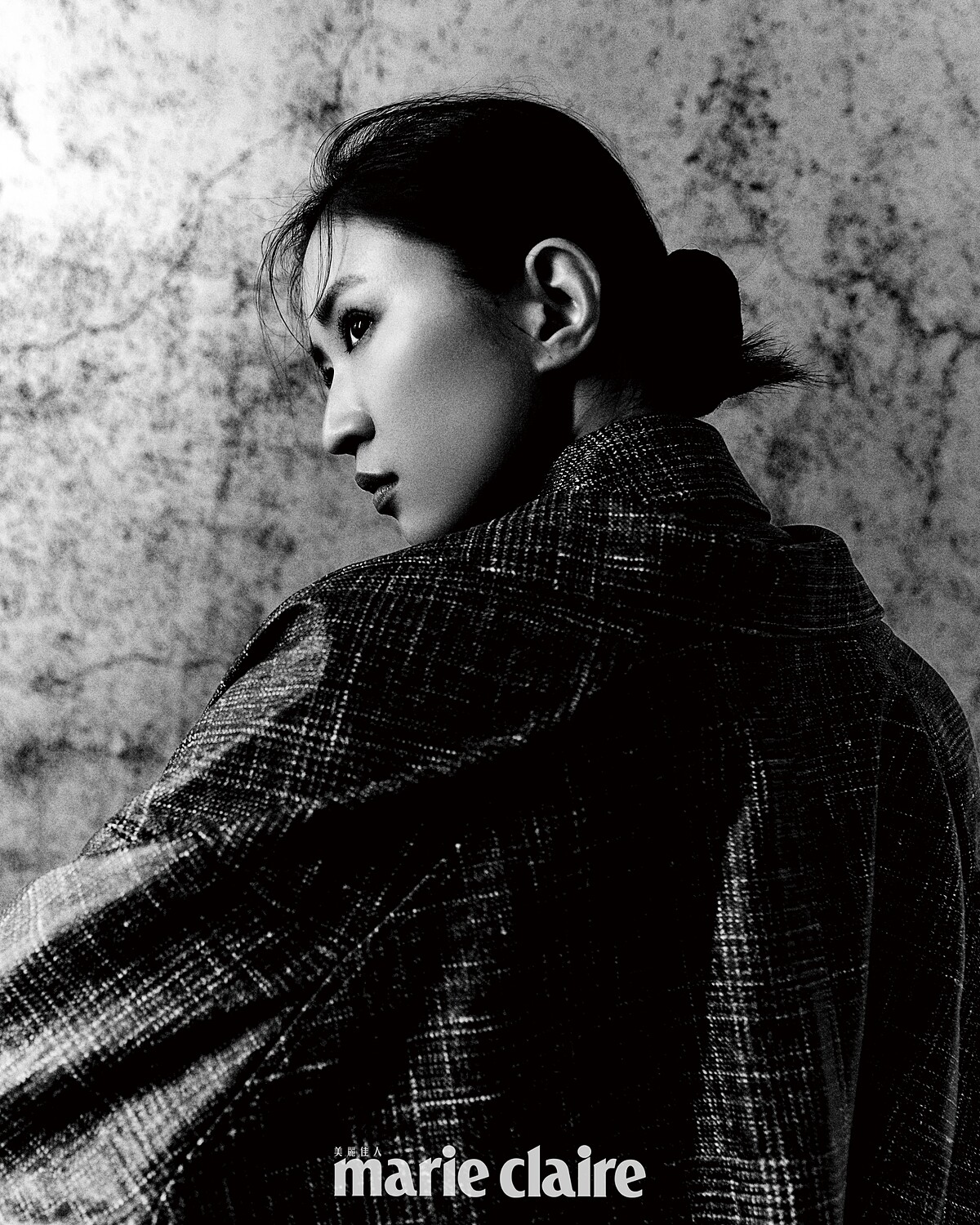 皮製格紋印刷大衣、皮製格紋雙排扣外套，both by Bottega Veneta。