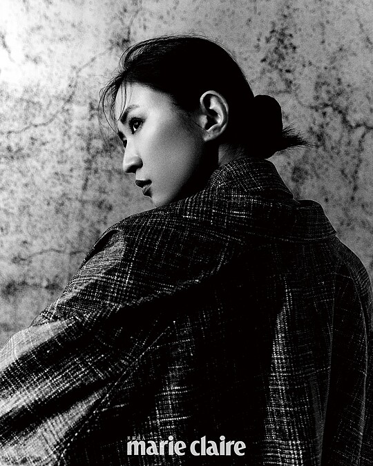 皮製格紋印刷大衣、皮製格紋雙排扣外套,both by Bottega Veneta。