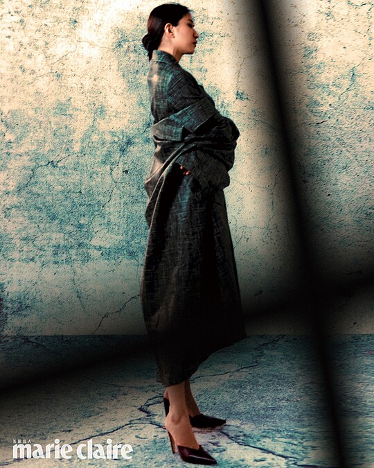 皮製格紋印刷大衣、皮製格紋雙排扣外套、皮製格紋印刷膝上短裙、酒紅尖頭高跟鞋,all by Bottega Veneta。