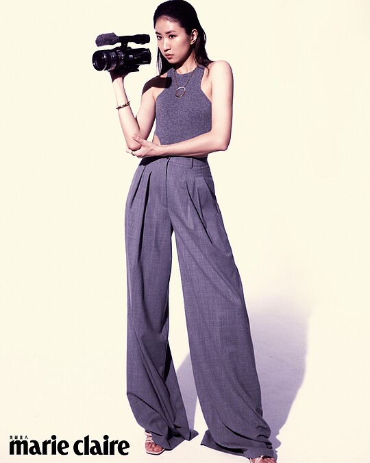 Tiffany Lock 18K白金與玫瑰金鑲鑽項鍊、Tiffany Lock 18K白金與玫瑰金鑲鑽手鐲、Tiffany Lock 18K金與白金鑲鑽手鐲、Tiffany Lock 18K白金與玫瑰金鑲鑽雙指戒,all by Tiffany & Co.。削肩連身上衣、灰色西裝長褲,both by Michael Kors;粉膚色繫帶高跟鞋,Charles & Keith。