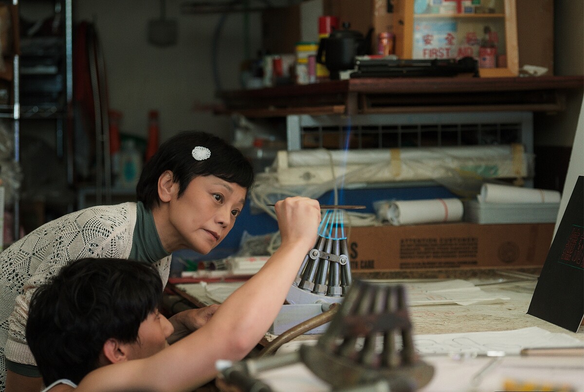 張艾嘉為完成丈夫遺願 向徒弟周漢寧學做燈管