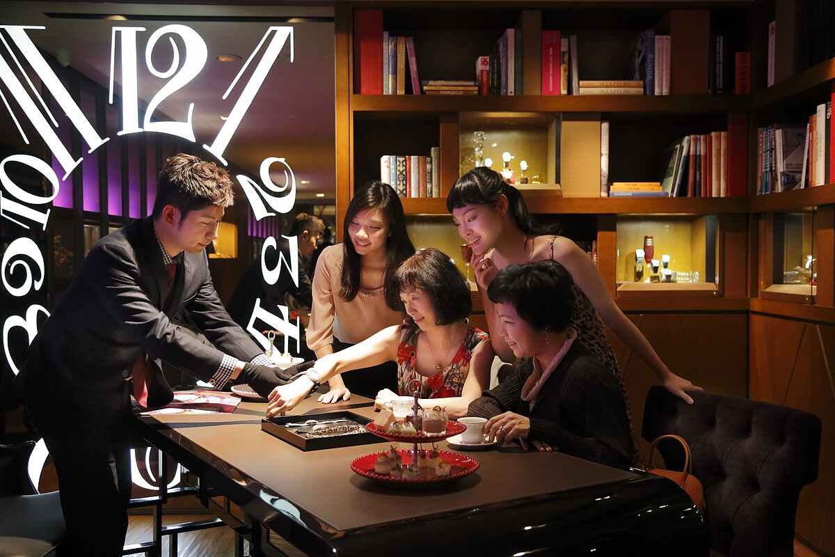 第三重好禮是3,000元的麗晶精品消費抵用券及英倫高級訂製香氛品牌Miller Harris香氛蠟燭乙組，媽咪可至麗晶精品享有世界各地一線精品的頂級尊榮購物樂趣。