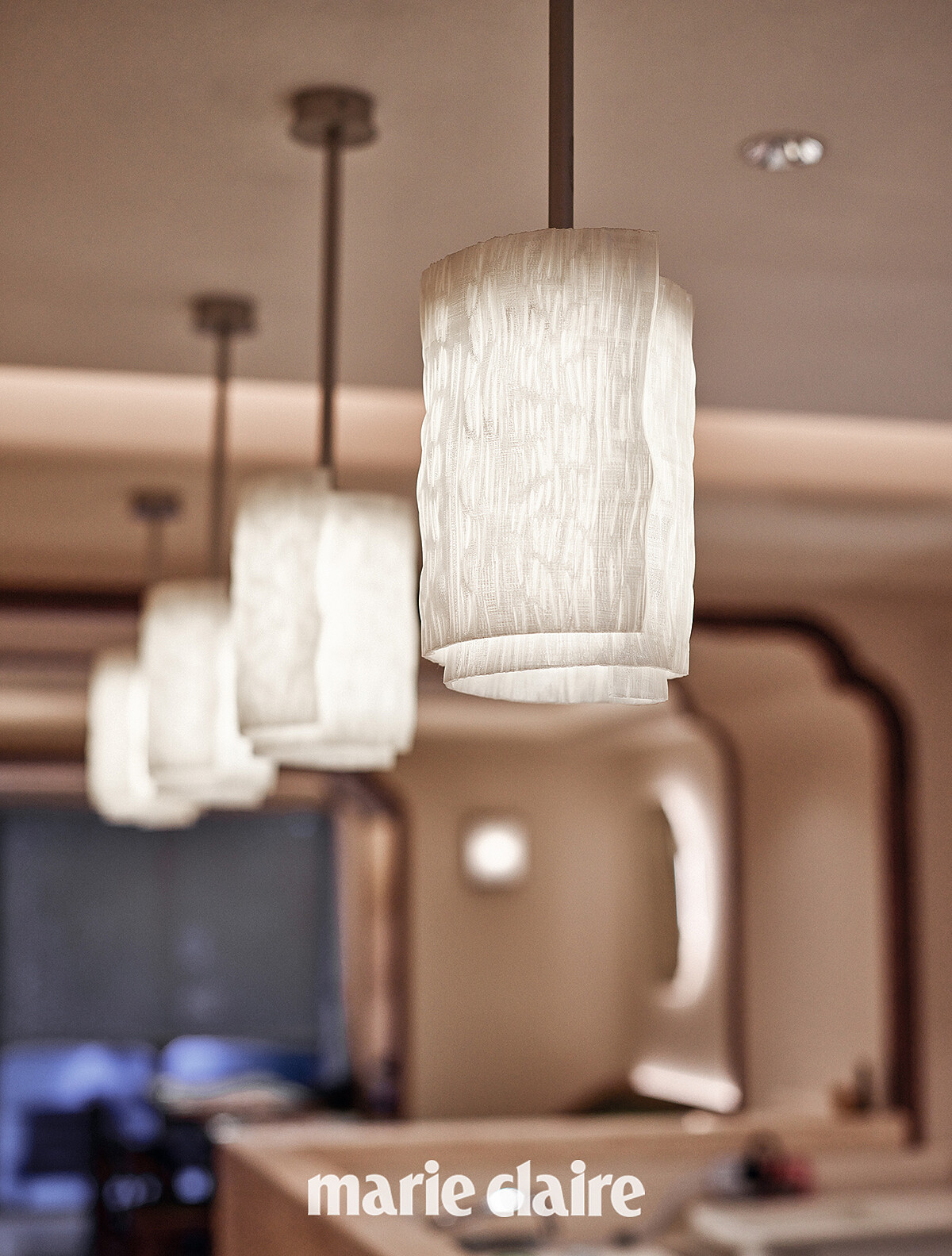 使用腐皮造型做成吊燈，十分用心。