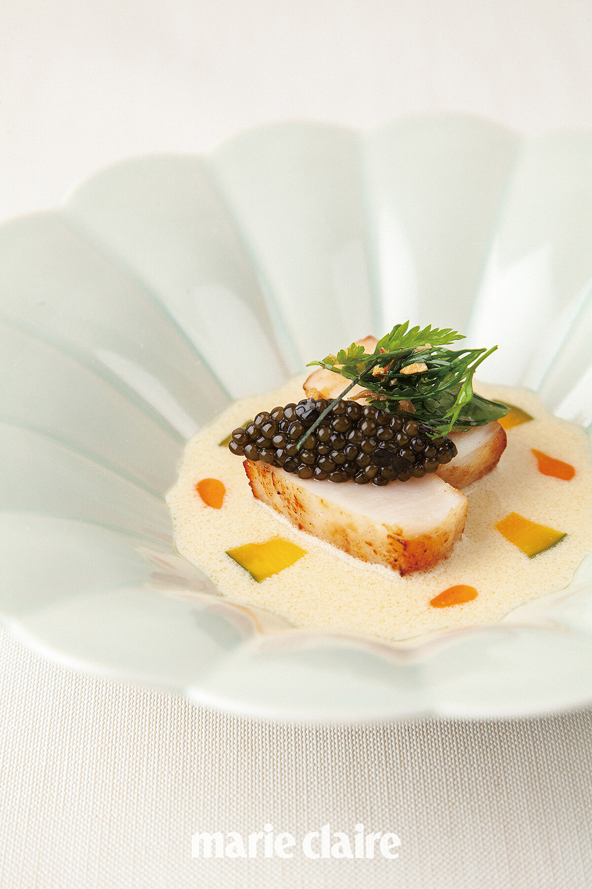 新菜單的「柑橘烤扇貝」，香煎北海道扇貝鮮嫩多汁，配以酸橙豆腐醬和醃南瓜，放上大量的 Kristal 魚子醬，添上矜貴滋味。