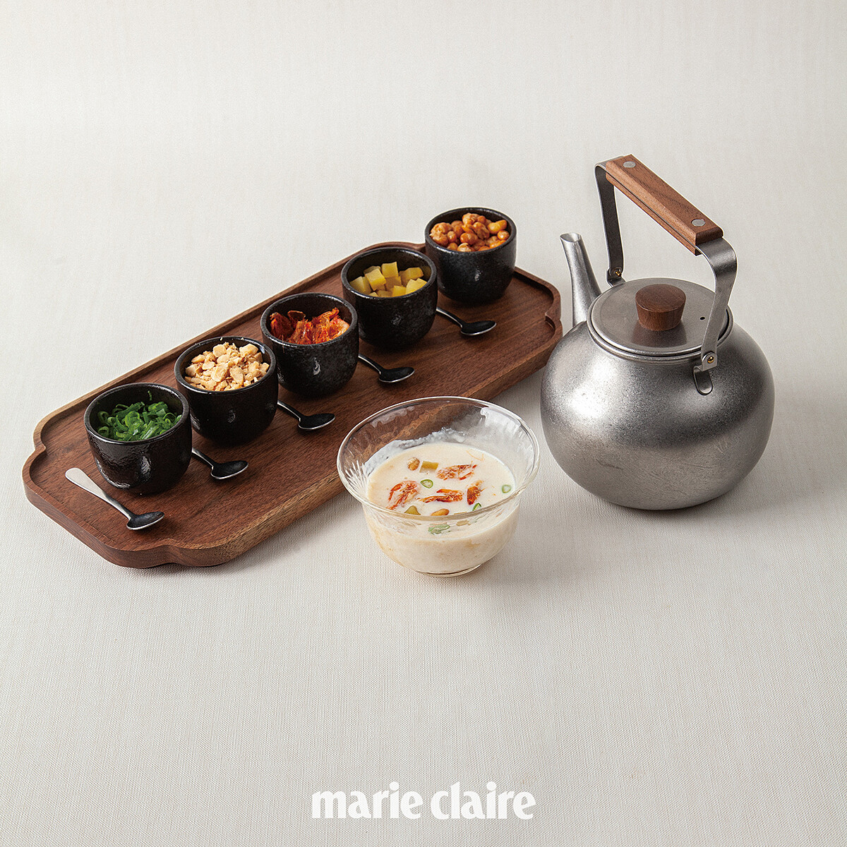 鮮豆漿布丁，可自由搭配佐料，最後淋上淋上新鮮熱豆漿、白葡萄酒醋和醬油。