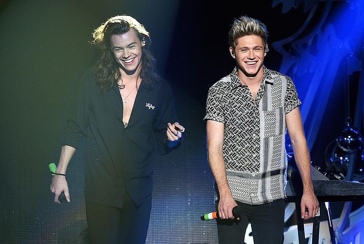  Harry Styles (L) and Niall Horan of One Direction perform