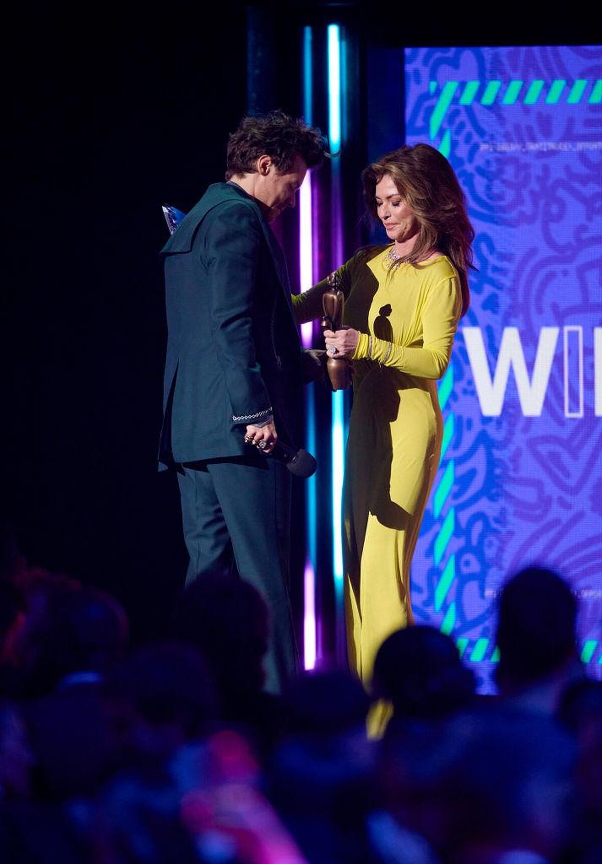 右：Shania Twain