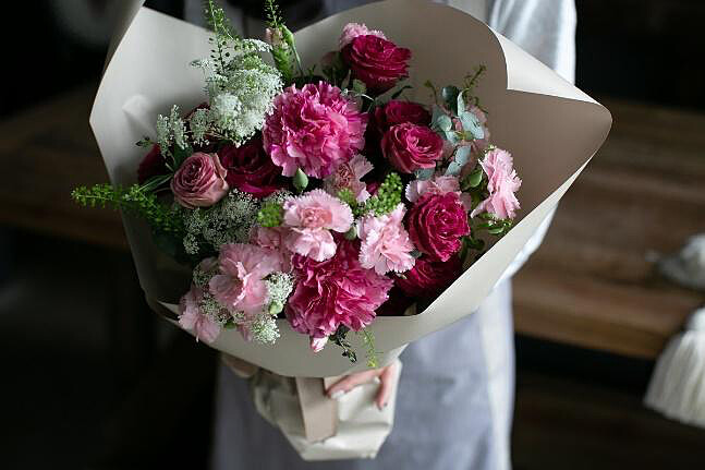 康乃馨花束，早鳥優惠價NTD599元。